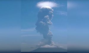 До конца 2020 года остался месяц. В Индонезии начал мощно извергаться вулкан