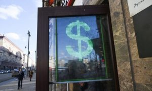 Доллар обвалил российскую валюту. Аналитики прогнозируют скачок до 120 рублей