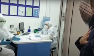 «Я ее домой умирать не повезу»: 90-летнюю бабушку с COVID-19 отказались принять в хакасской больнице