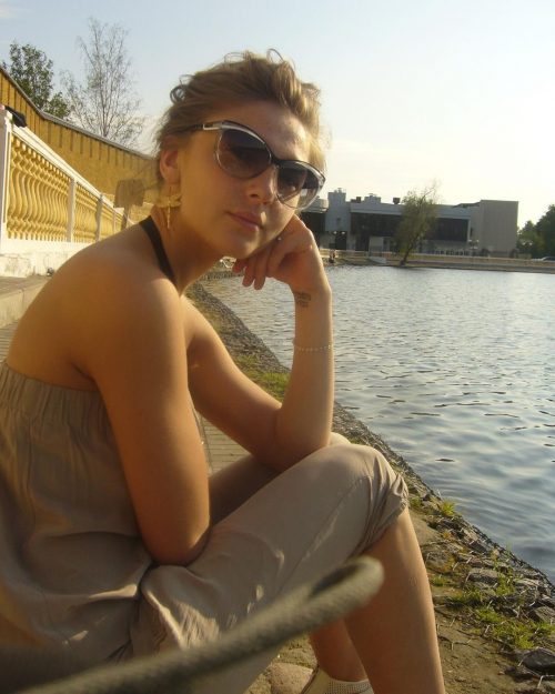 «Прыщавый лобешник и шрам»: Настя Ивлеева показала, как выглядела 10 лет назад