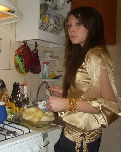 «Прыщавый лобешник и шрам»: Настя Ивлеева показала, как выглядела 10 лет назад