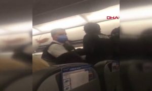 В турецком самолете мужчина избил футбольную команду из-за маски