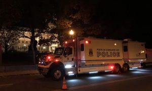 Резня на Хеллоуин: в Квебеке мужчина в костюме зарубил мечом троих человек и 15 ранил