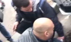 В Краснодаре прохожие напали на мужчину с ДЦП, приняв его за педофила