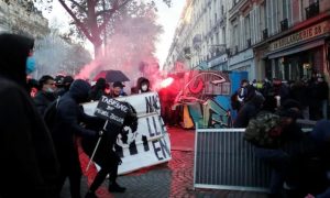 Париж сотрясают акции протеста против запрета фотографировать полицейских