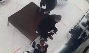 Ловкая кража у раввина в магазине обуви попала на видео в Воронеже