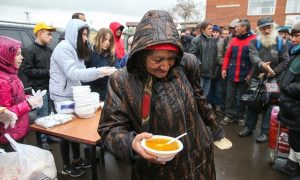 Спасение бедных — за счет самих бедных: за борьбу чиновников с нищетой россияне заплатят триллионы из своего кармана