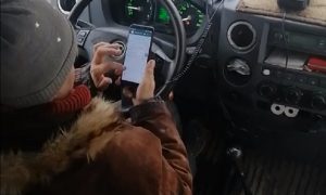 Играющую в телефон на полном ходу маршрутчицу сняли на видео в Воронеже