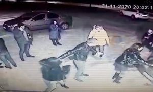 Ревнивый волгоградец устроил массовую драку с поножовщиной и попал на видео