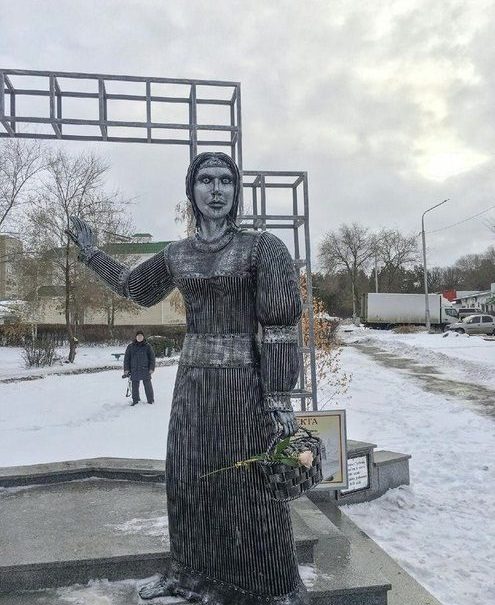 Жуткую Аленушку решили снести. Но встречайте нового монстра - Снегурочку 