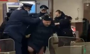 Пассажир московского метро разгромил терминал оплаты, избил полицейских и умер