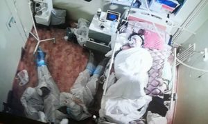 Фото врачей, уснувших на полу возле пациента после тяжелого дежурства, растрогало россиян