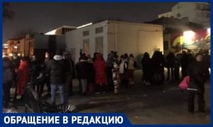 Москвичам приходится часами стоять в очередях на катки, несмотря на электронные билеты