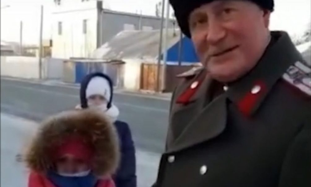«Это казахская земля!»: казаку предъявили претензии за шинель с российским орлом 
