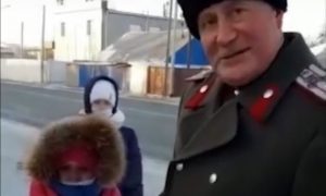 «Это казахская земля!»: казаку предъявили претензии за шинель с российским орлом