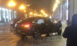 Сотрудники московской автомойки угнали Mercedes клиентки и протаранили на нем театр имени Вахтангова