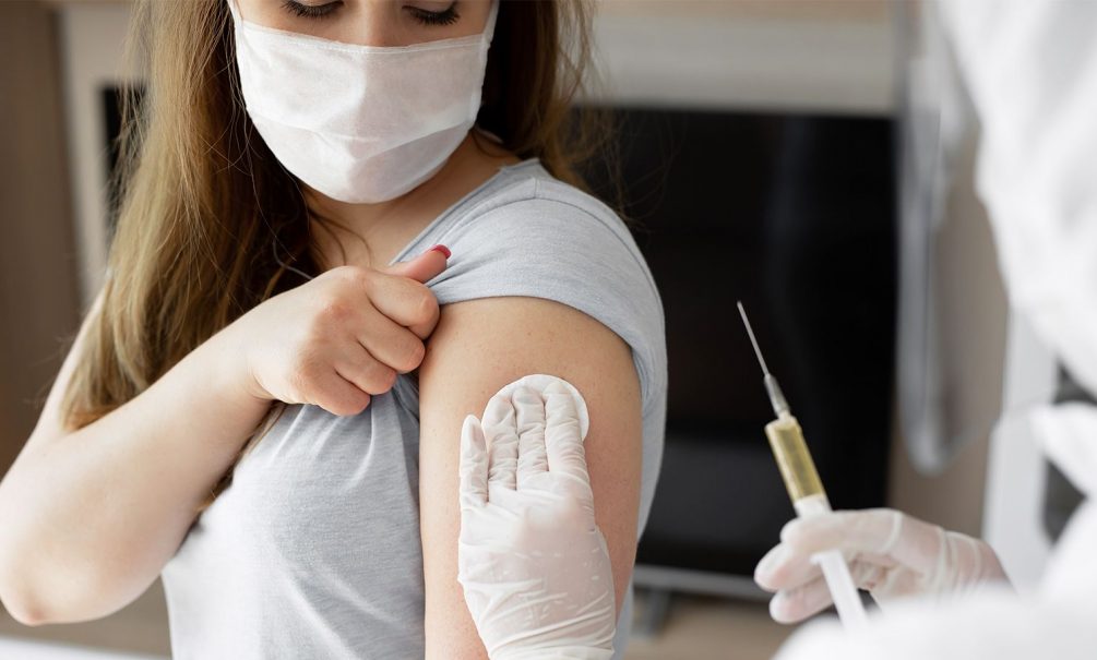 Биолог: бесстрашные и безмасочные вакцинированные могут вас заразить COVID-19 