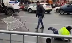 Полицейские поймали мужчину, избившего гаишников в центре Петербурга