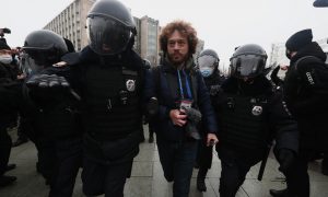 Столкновения с ОМОНом, задержание 10-летнего ребенка и Варламова: что происходит в Москве на акции в поддержку Навального
