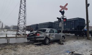 На видео попало, как поезд сносит «Волгу» на переезде в Воронежской области