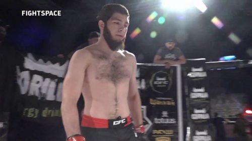 Под Махачкалой во время массовой драки зарезали бойца MMA