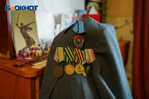 Держал над Рейхстагом знамя Победы, а теперь выживает в собственной квартире: в Волгограде замерзает 97-летний ветеран