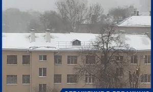 Танцующая в метель крыша дома попала на видео в Воронеже