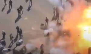 Камера сняла двойной теракт в центре Багдада. Десятки людей разорвало на части