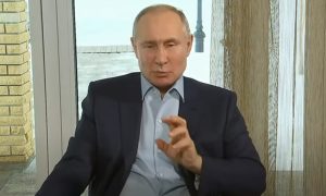 «Скучно, девочки»: Путин прокомментировал расследование Навального о дворце в Геленджике
