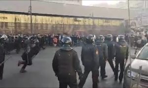 Во Владивостоке ОМОН жестко разгоняет протестующих. Те отвечают кулаками