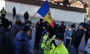 «Язык оккупантов» - в Кишиневе националисты протестуют против придания русскому языку особого статуса