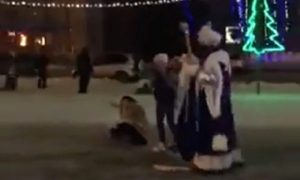 Дед Мороз нокаутировал женщину у новогодней елки в Воронежской области