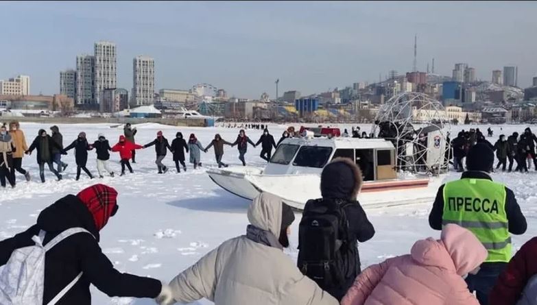 В десятках городов России люди вышли на акции протеста, ОМОН сотнями задерживает сторонников Навального 