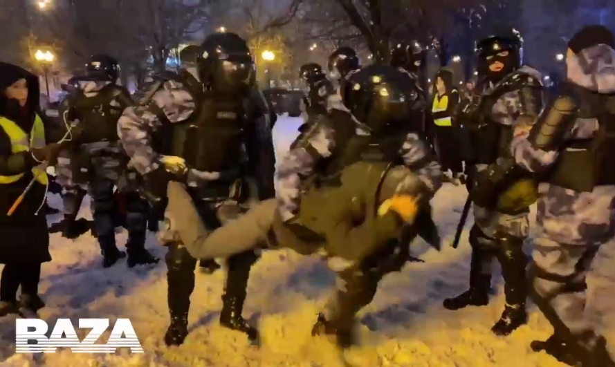 Насилием отвечают на насилие: в Москве продолжаются жесткие задержания протестующих