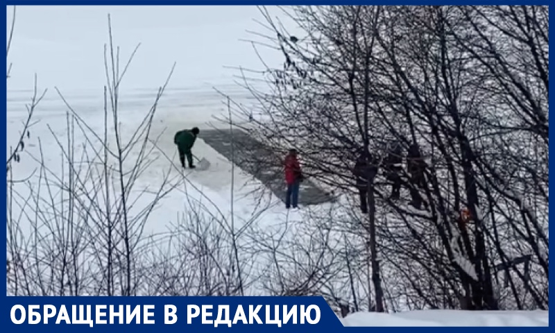 МЧС в Москве уничтожили прорубь "моржей". Любители ЗОЖ возмущены