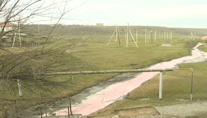 На юге Молдовы появилась река розового цвета 