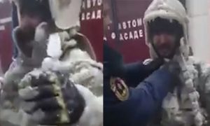В Якутии пожарные при –50  раздеваются с помощью топора