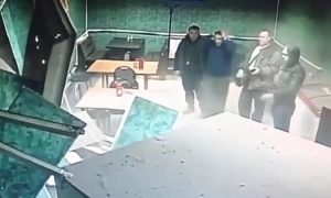 Чудесное спасение посетителей воронежского кафе, чью стену пробил МАЗ, попало на видео