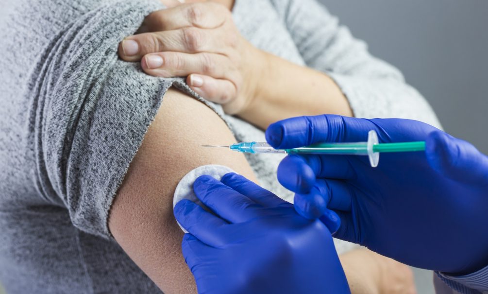 Ученые доказали связь между вакциной от коронавируса Pfizer и нервным параличом 