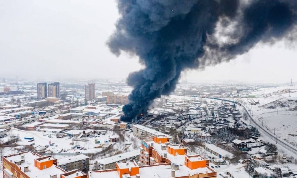 Трое пожарных погибли, спасая сотрудника горящего склада в Красноярске. Он тоже не выжил 