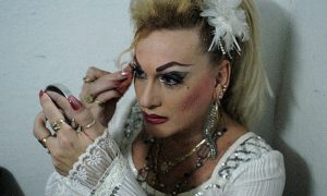 В Москве трансвеститы изнасиловали и обокрали таджика, искавшего девушку