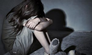 В Ленобласти девочка обвинила отчима-дагестанца в том, что он пять лет ее насиловал. Мужчина сбежал