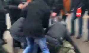 Драка толпы митингующих с полицейским попала на видео в Воронеже