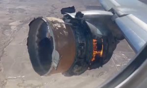 Полет «Боинга» с горящим двигателем попал на видео