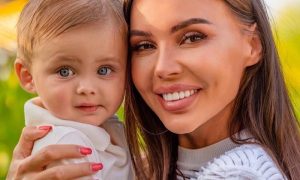 Самойлова показала, как приклеивает уши 11-месячному сыну