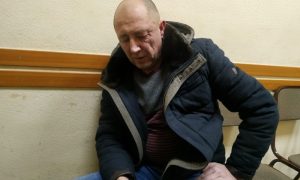 Швырял на пол и бил ногами: омич применял к своим детям 