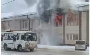 На Алтае водитель спас людей, подогнав автобус к окнам горящего ТЦ
