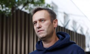 «Я убираю мусор»: в Москве подросток разнёс мемориал Навальному, назвав его предателем Родины