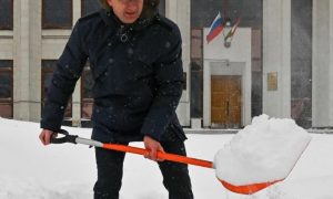 «Лопату в руки и вперед!»: калужский губернатор предложил жителям обойтись без коммунальщиков