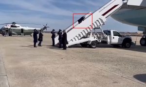 «Американская медицина тут бессильна»: Байден трижды упал, поднимаясь на борт своего самолета